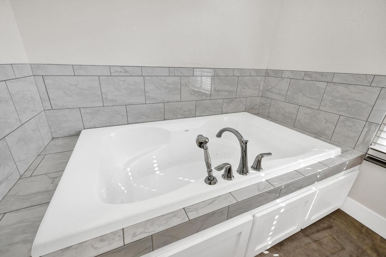 Schubert Inn Cottage - Pool - Walk To Main St Fredericksburg Esterno foto